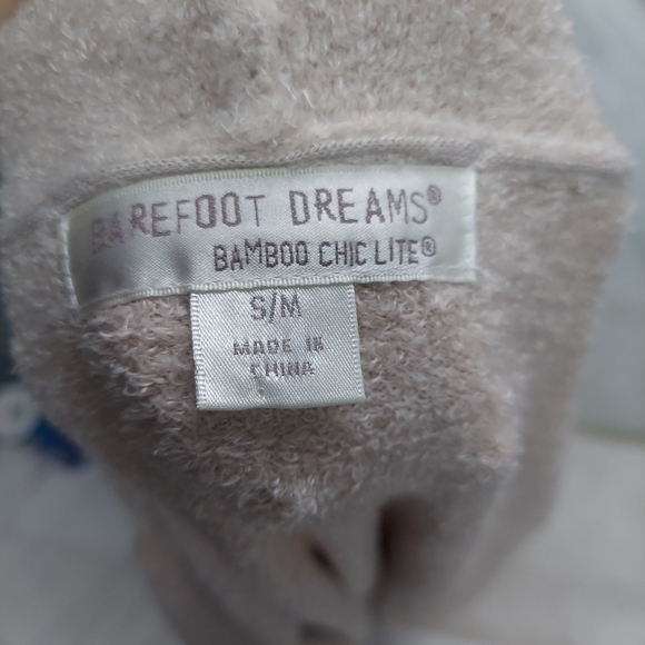 Barefoot Dreams Bamboo Chic Lite - Picture 4 of 5